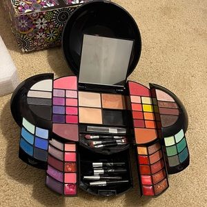 Travel makeup set